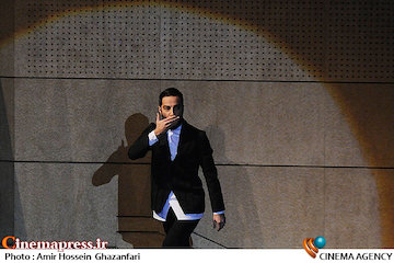 نوید محمدزاده در اختتامیه سی‌و‌چهارمین جشنواره فیلم فجر