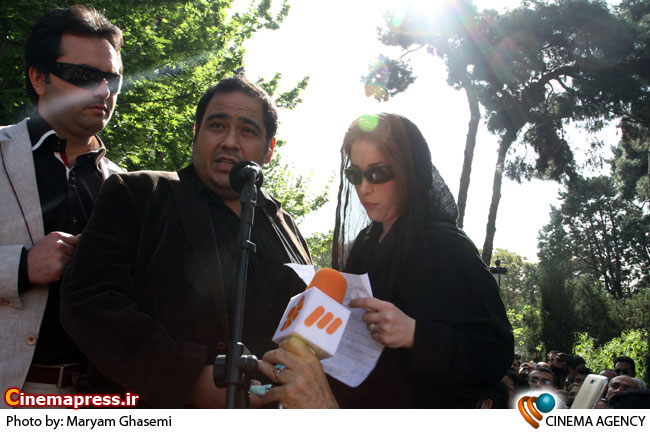 رضا داوود نژاد و همسرش در مراسم تشییع هنرمند « عسل بدیعی » بازیگر سینما و تلویزیون