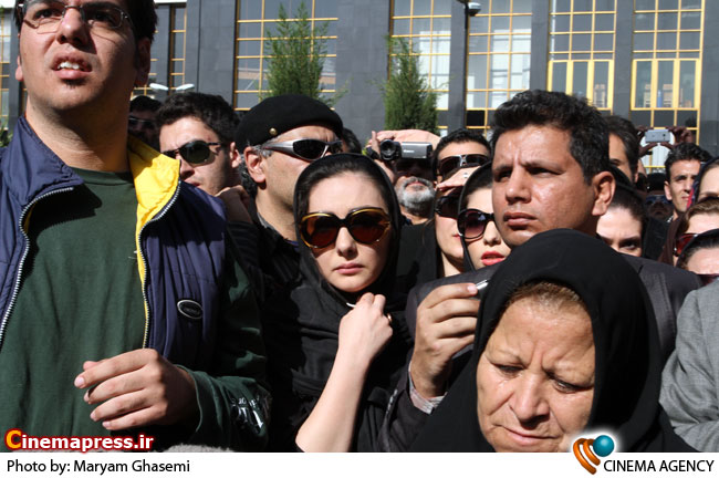 هانیه توسلی  در مراسم تشییع هنرمند « عسل بدیعی » بازیگر سینما و تلویزیون