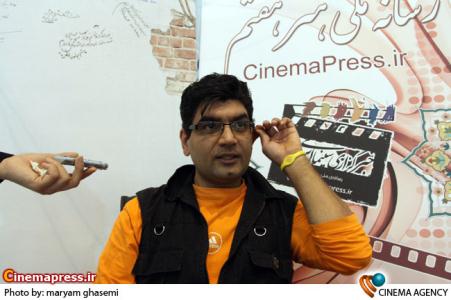 علی عطشانی کارگردان در غرفه خبرگزاری سینمای ایران در نوزدهمین نمایشگاه مطبوعات