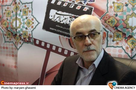 رجبی فروتن در غرفه خبرگزاری سینمای ایران در نوزدهمین نمایشگاه مطبوعات