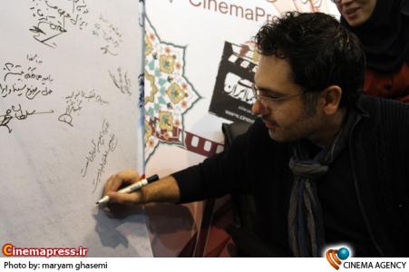 کوروش تهامی در غرفه خبرگزاری سینمای ایران در نوزدهمین نمایشگاه مطبوعات