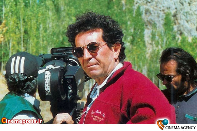 داریوش مهرجویی کارگردان سینمای ایران در پشت صحنه یکی از فیلم هایش